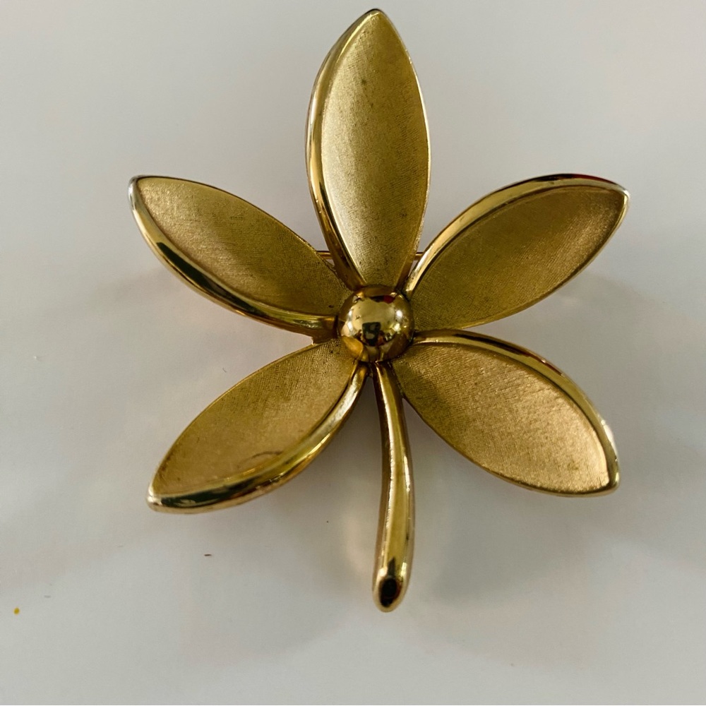 Trifari Vintage Gold-Tone Flower Figural Brooch Pin.
